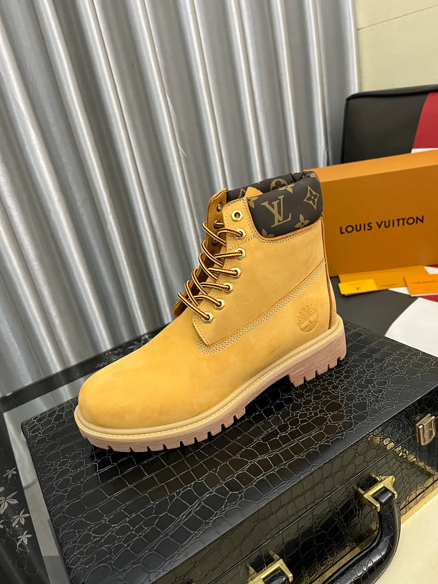 Ex-factory price: 458⌚️⌚️LV x Timberland Timberland joint model Presbyopia Embossed Rhubarb Boots Ankle Boots Short Boots LV x Timberland ankle boots are made of Monogram embossed waterproof nubuck cow leather, relying on the brand's exquisite craftsmanship to carefully reshape the classic Timberland 6-inch boot shape in Italy, with an eye-catching American workwear style. Created by Pharrell Williams 2025 autumn and winter menswear show. Monogram embossed tongue, original Timberland laces and outsole are exquisite details, and the leather label expresses the cooperation logo. Exquisite packaging at the delivery counter🛍📦 ▪️Material: Original customized imported first-layer cowhide ▪️Inner lining: Original customized leather lining/mesh lining ▪️Outsole: Original molded rubber material ▪️Sole thickness: 3.5CM ▪️Size: 38-44
